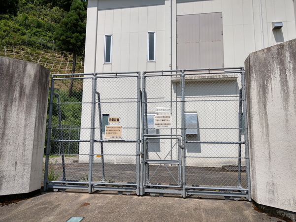 美佐島駅裏にある北越急行の変電設備