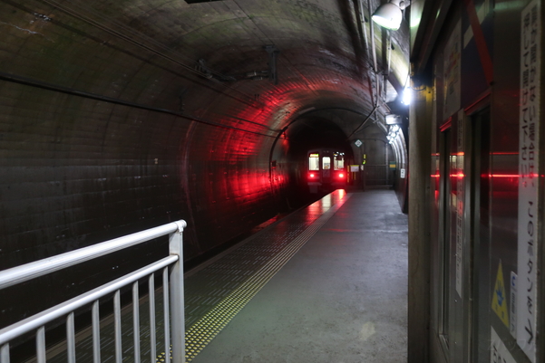 美佐島駅とほくほく線の列車