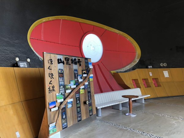 くびき駅の目ん玉部分を内部からみた写真