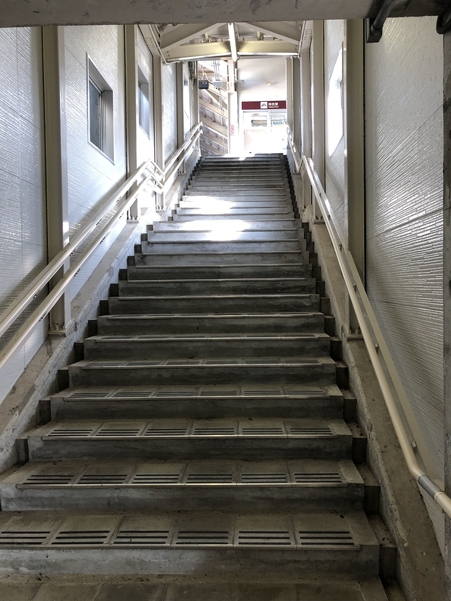 くびき駅のホームへと繋がる階段