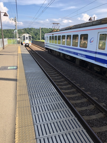 上下線の待ち合わせを行う北越急行のくびき駅