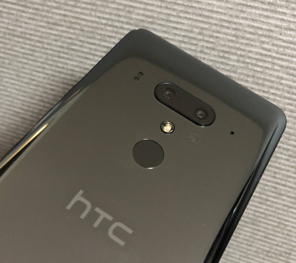 HTC U12+のデュアルカメラとFeliCaマーク