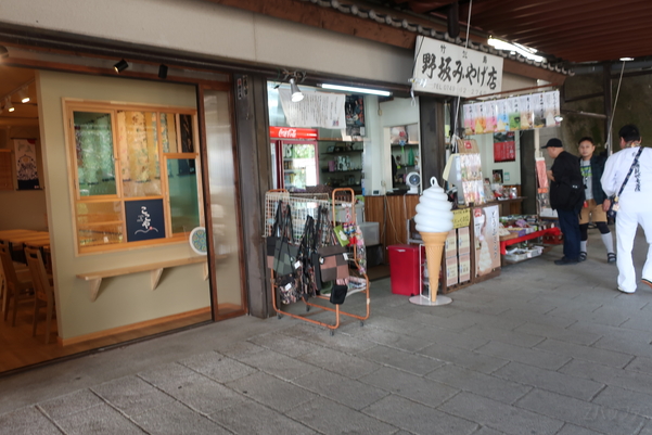 竹生島の野坂みやげ店