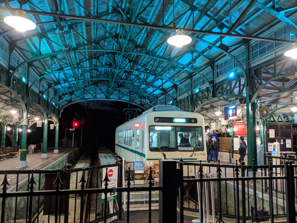 夜の八瀬比叡山口駅も幻想的