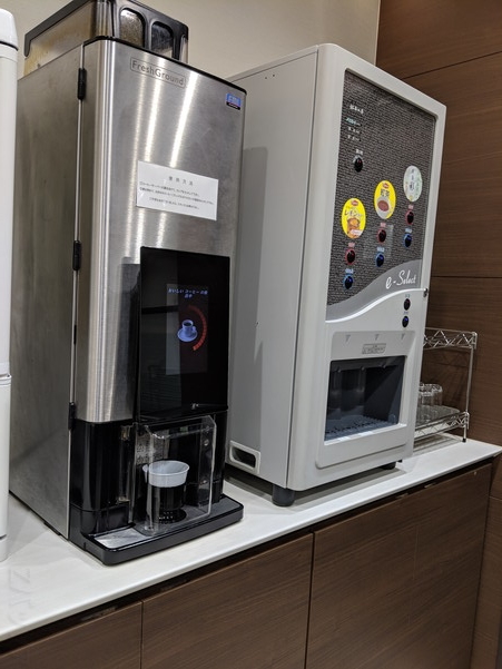 松山空港のラウンジで提供されている飲み物