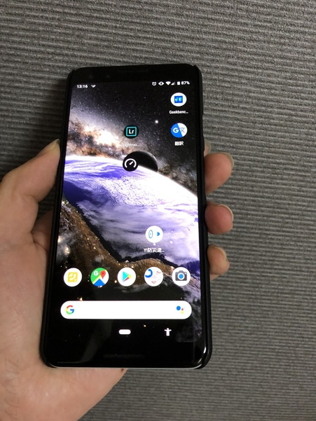 QICASE製のPixel 3保護ケースを装着した状態