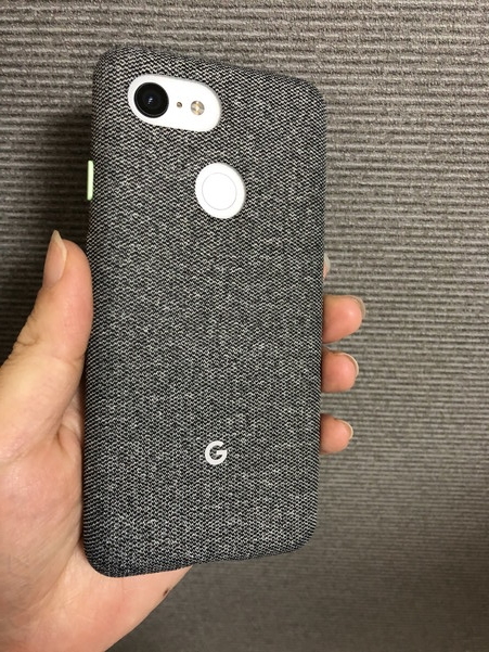 Google純正の保護ケースをPixel 3に装着した状態