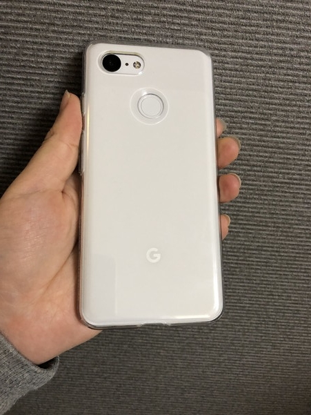 Pixel 3にSpigen製の透明TPU保護ケースを装着した状態