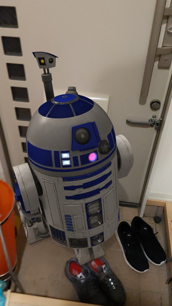 玄関にスター・ウォーズのR2-D2を召喚