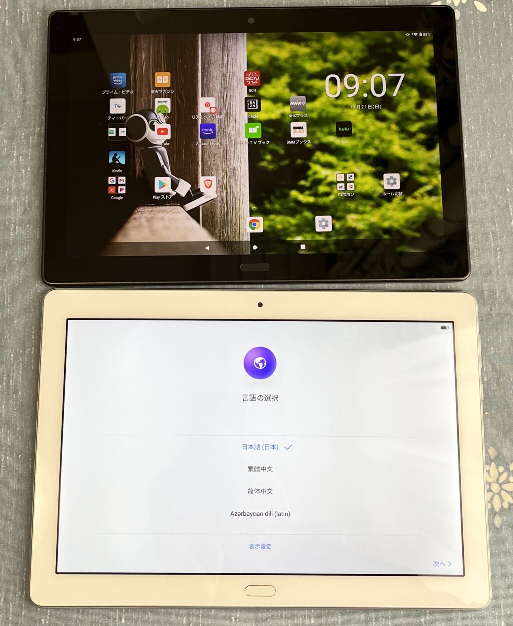 SH-T01(上)とMediaPad M3 Lite 10 wp(下)