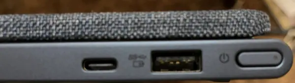 右側には電源ボタンとUSB Type CとUSB 3.0端子