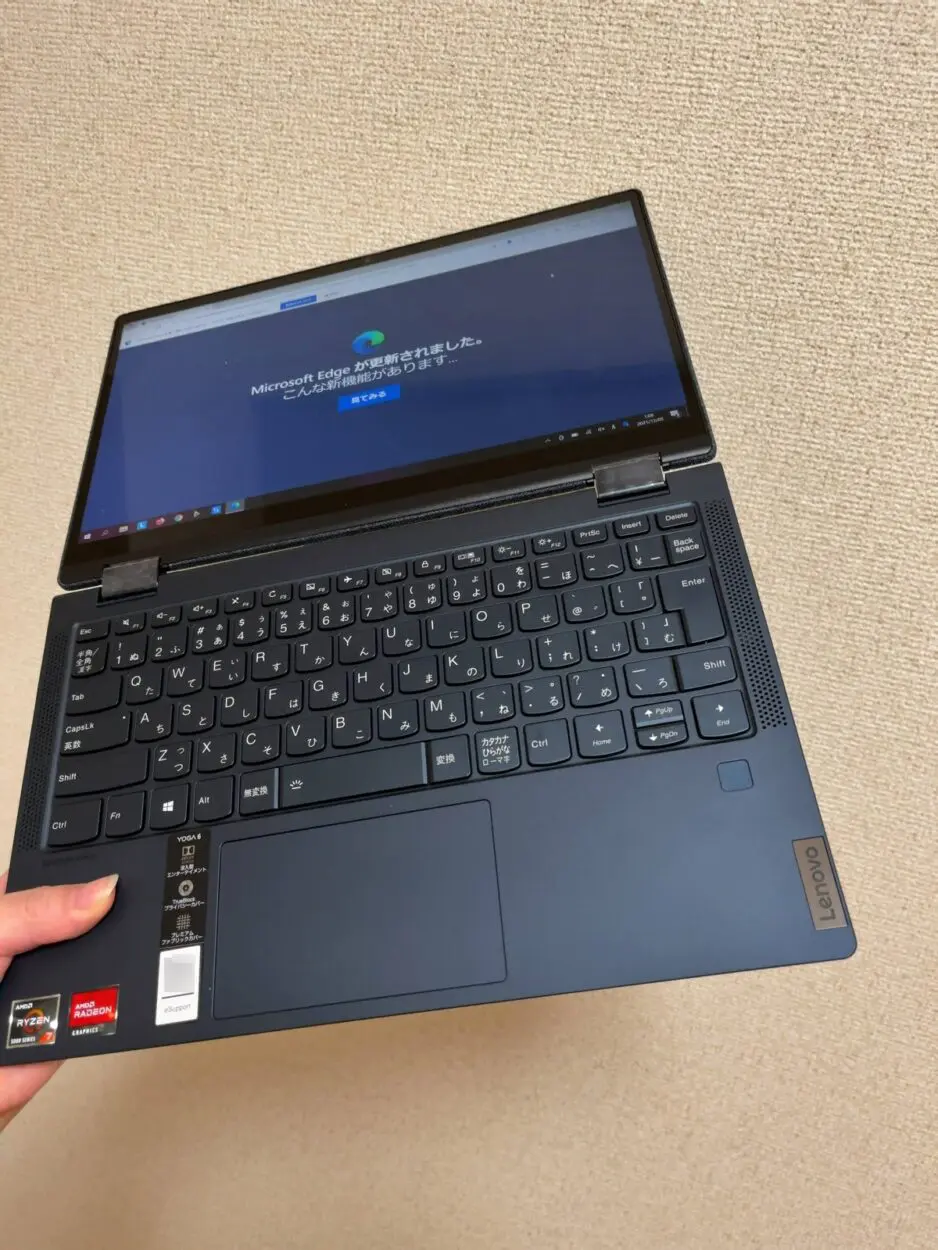 Yoga 660のディスプレイを180°回転させた状態