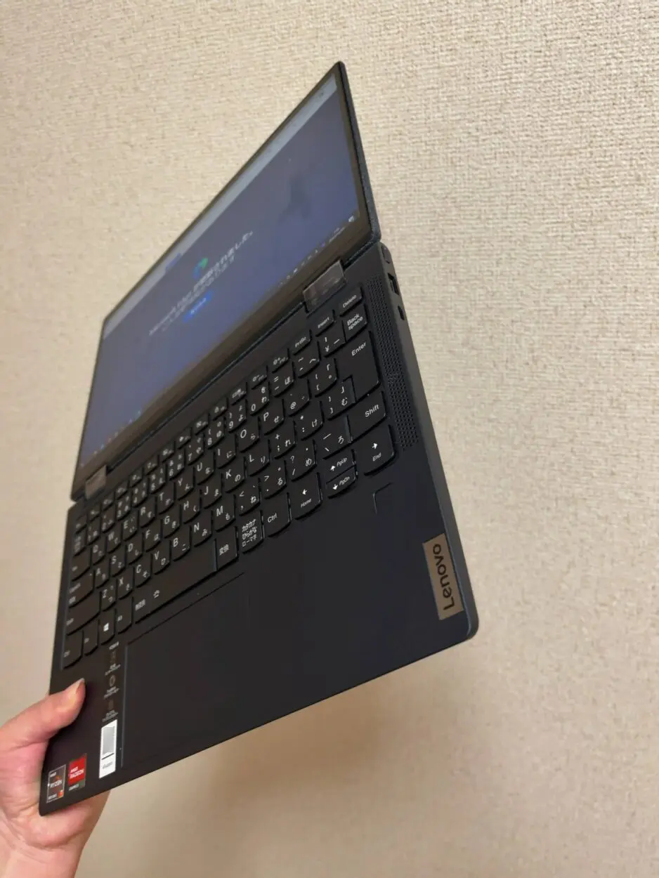 Yoga 660のディスプレイを180°回転させた状態