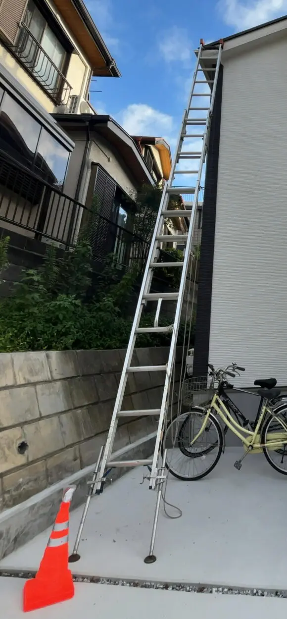 テレビアンテナ工事のため梯子を使って屋根上へ